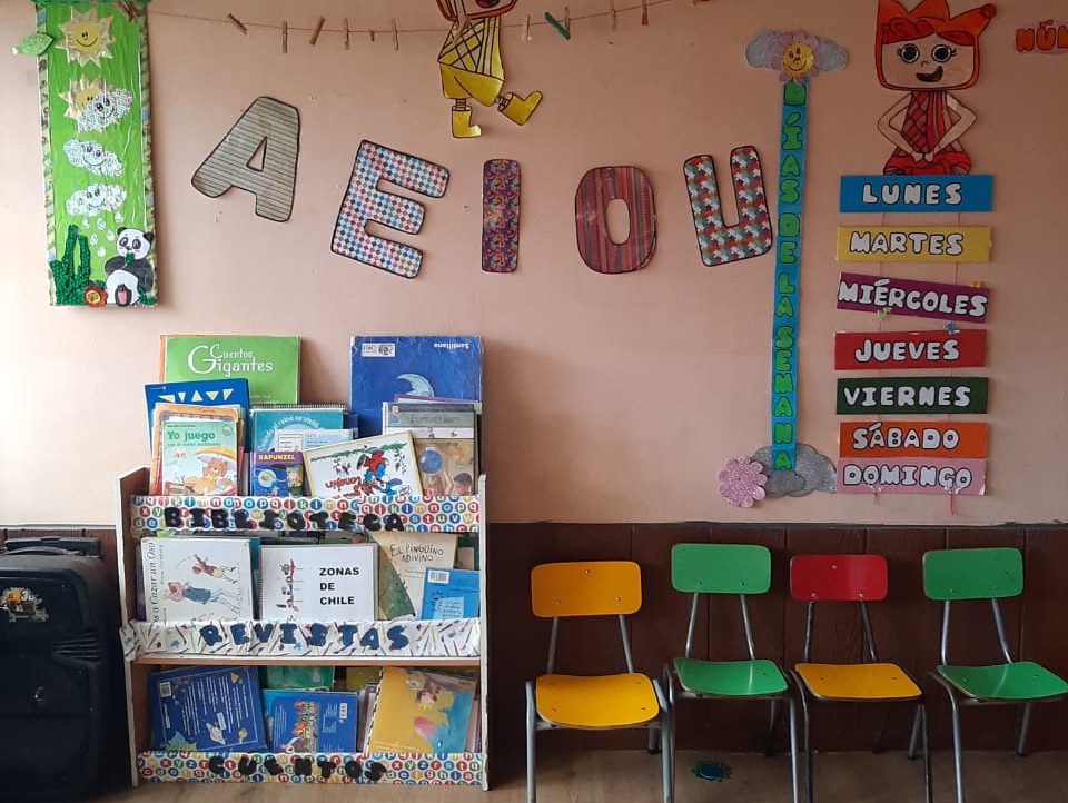 Espacio educativo y rincón de lectura del Jardín Infantil Illapitas
