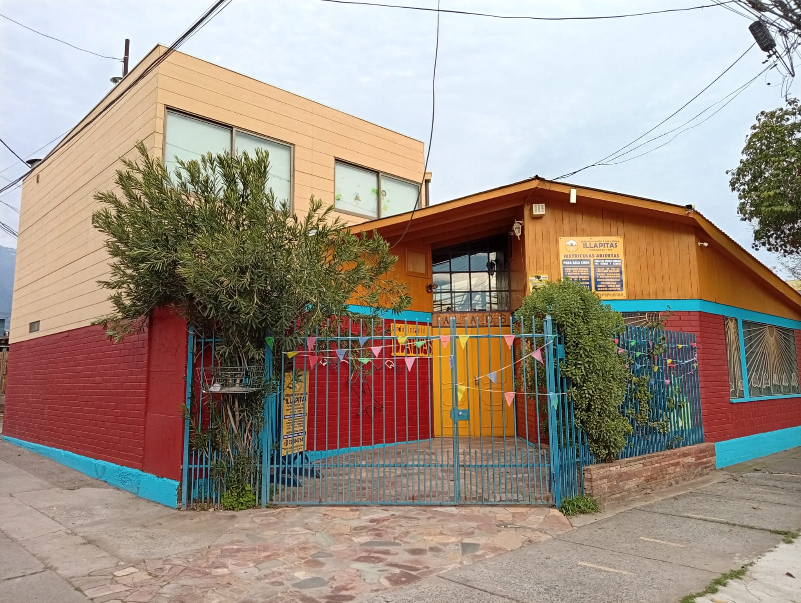 Entrada principal del Jardín Infantil Illapitas en Peñalolén